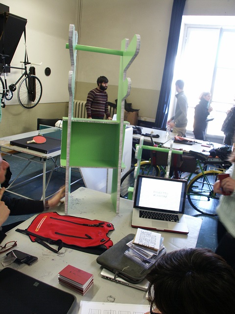 cartboard_cloth_hanger_isia_design_florence